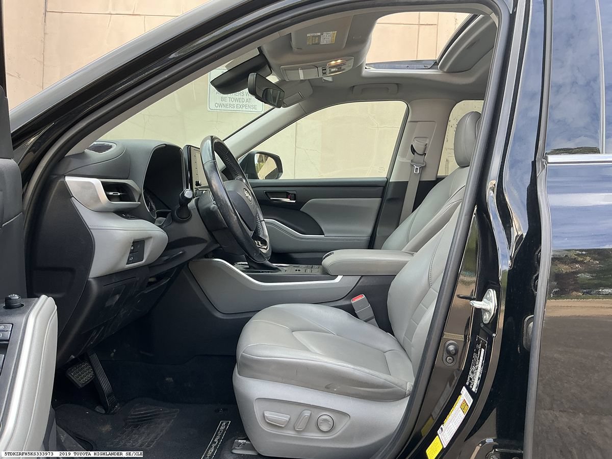 Used 2021 Toyota Highlander XLE AWD/4WD image 9