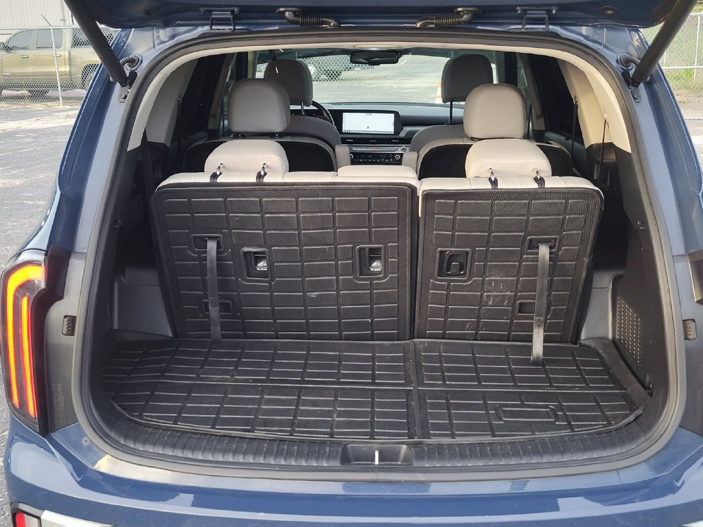 Used 2024 Kia Telluride EX w/ EX Captain's Chair Package FWD image 4