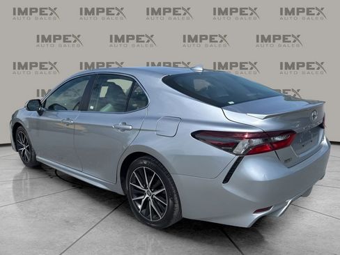Used 2022 Toyota Camry SE FWD image 3