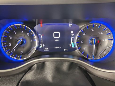 Used 2024 Chrysler Pacifica Touring-L image 36