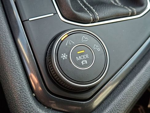 Used 2024 Volkswagen Tiguan SE image 26