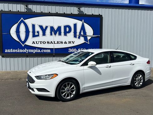 Used 2017 Ford Fusion SE FWD image 1