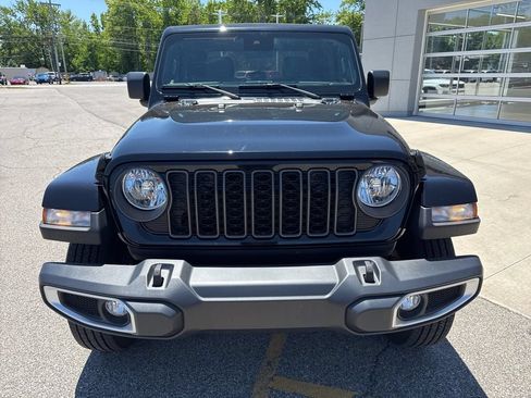Used 2024 Jeep Gladiator Sport AWD/4WD image 14