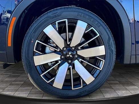 New 2025 Mitsubishi Outlander SE image 11
