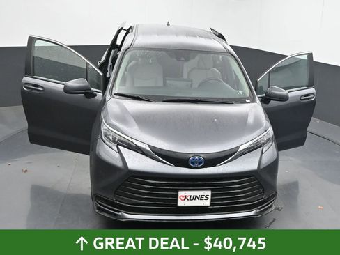 Used 2025 Toyota Sienna LE image 60