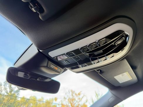 Used 2025 Porsche Macan image 17