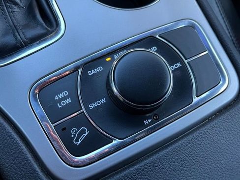 Used 2022 Jeep Grand Cherokee Laredo X image 38