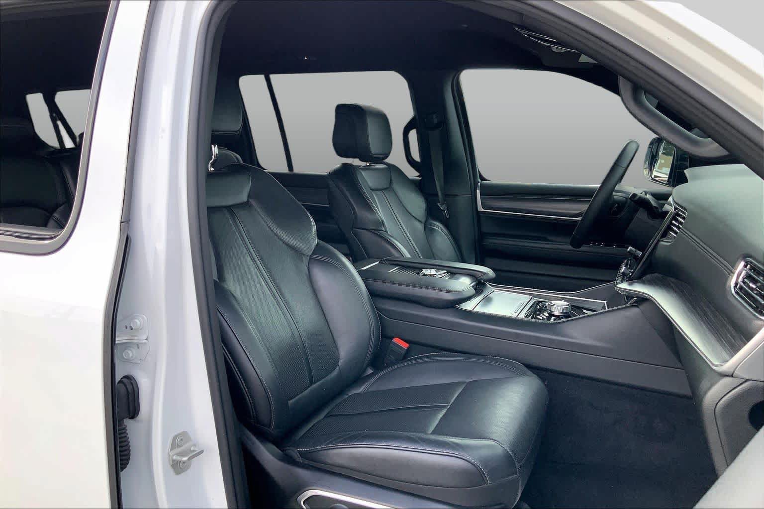 Used 2024 Jeep Wagoneer L Series III w/ Flexible Seating Group AWD/4WD image 9