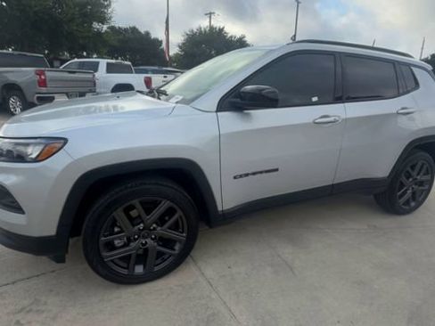 Used 2026 Jeep Compass Latitude AWD/4WD image 4
