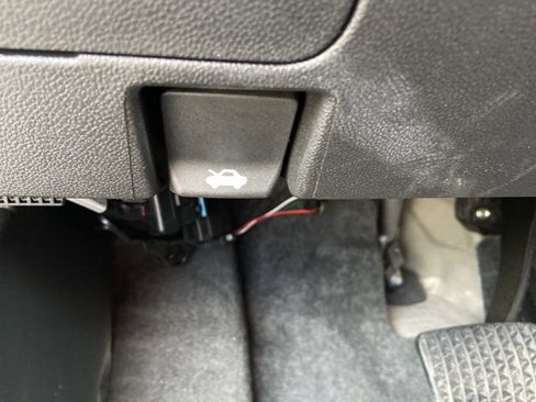 Used 2025 Chevrolet Trax LT w/ LT Convenience Package FWD image 42