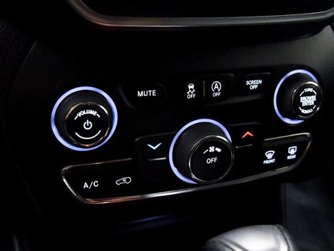 Used 2019 Jeep Cherokee Latitude Plus w/ Cold Weather Group FWD image 19