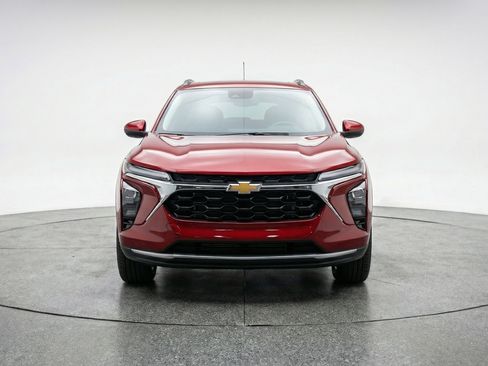 Used 2025 Chevrolet Trax LT image 2