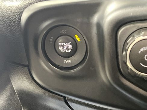 Used 2019 Jeep Wrangler Unlimited Sahara w/ Uconnect 4C Nav & Sound Group AWD/4WD image 23
