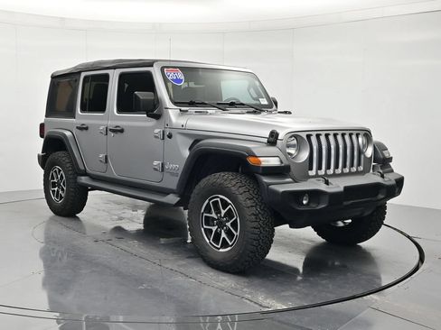 Used 2018 Jeep Wrangler Unlimited Sport S AWD/4WD image 3