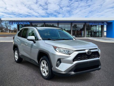 Used 2019 Toyota RAV4 XLE FWD image 1