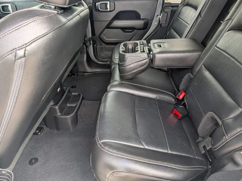 Used 2018 Jeep Wrangler Unlimited Sahara AWD/4WD image 10