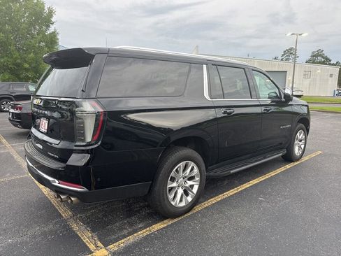 Used 2025 Chevrolet Suburban Premier AWD/4WD image 4