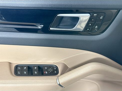 Used 2020 Porsche Cayenne image 31