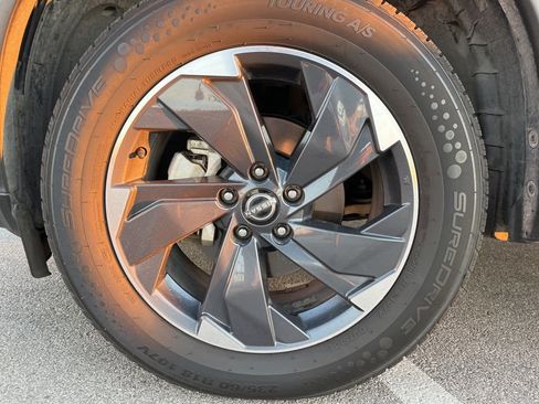 Used 2024 Nissan Rogue SV image 11