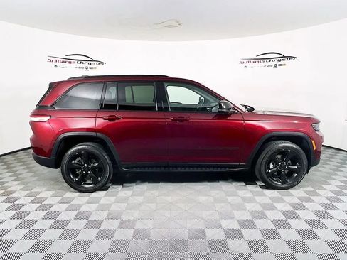 Used 2024 Jeep Grand Cherokee Altitude AWD/4WD image 9
