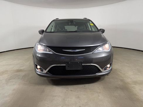 Used 2018 Chrysler Pacifica Touring-L Plus w/ Tire & Wheel Group FWD image 14