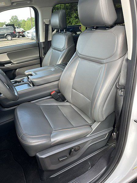 Used 2025 Ford Expedition Active AWD/4WD image 12