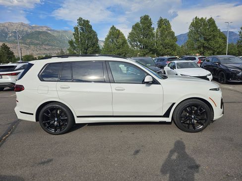 Used 2023 BMW X7 xDrive40i w/ M Sport Package AWD/4WD image 4