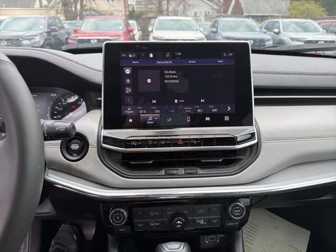 Used 2023 Jeep Compass Limited image 28