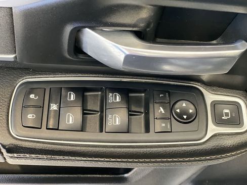 Used 2019 RAM 2500 Laramie w/ Black Appearance Package image 16