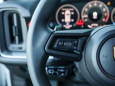 Used 2025 Porsche Cayenne image 14