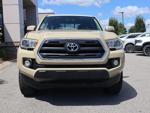 Used 2017 Toyota Tacoma SR5 w/ Tow Package RWD image 4