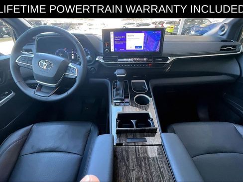 Used 2025 Toyota Sienna Platinum image 16