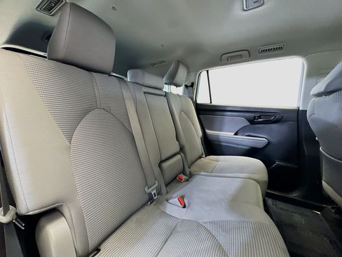 Used 2022 Toyota Highlander LE image 17