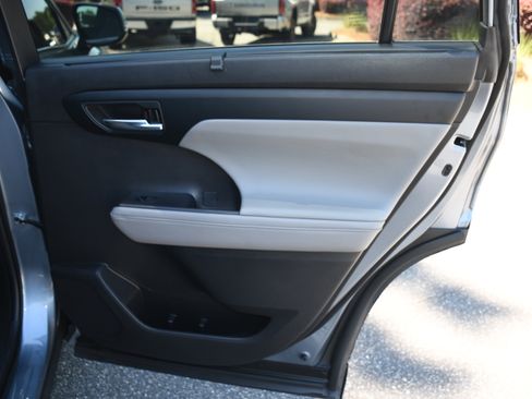 Used 2022 Toyota Highlander XLE image 20
