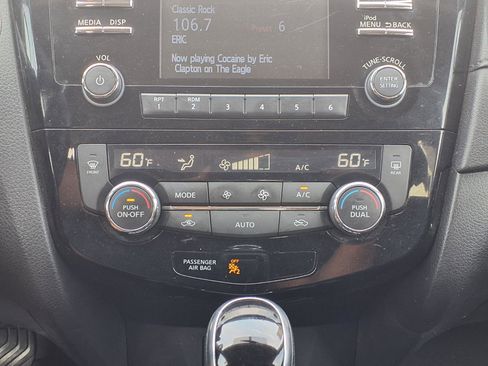 Used 2017 Nissan Rogue SV image 17