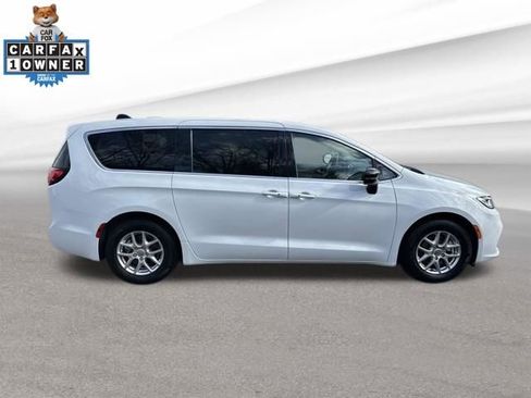 Used 2024 Chrysler Pacifica Touring-L image 9