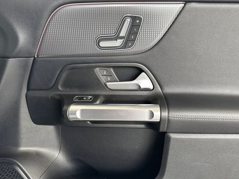 Used 2021 Mercedes-Benz GLB 250 4MATIC image 23