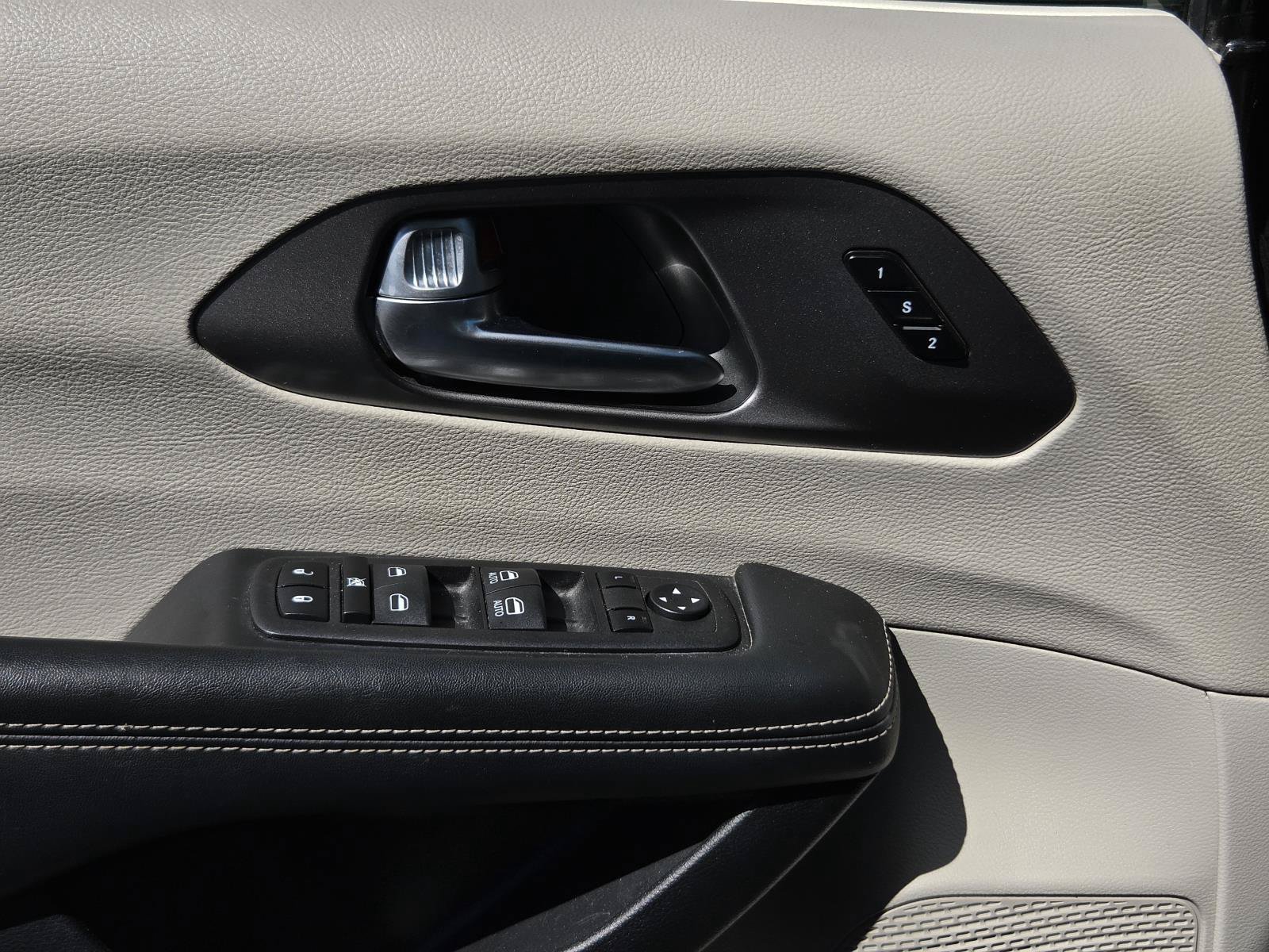 Used 2023 Chrysler Pacifica Touring-L FWD image 27