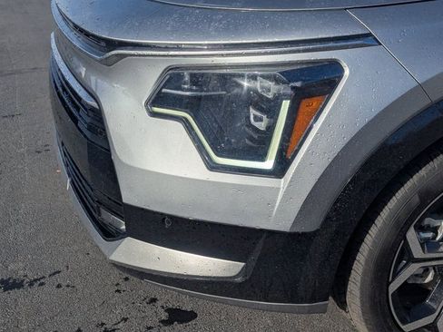 Used 2023 Kia Niro SX Touring image 11