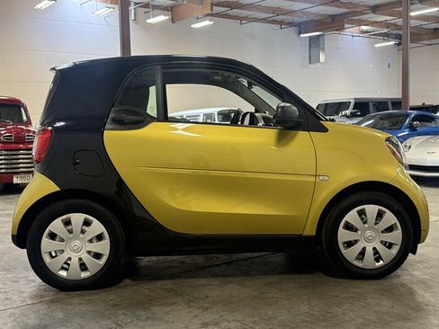 Used 2016 smart fortwo pure RWD image 8