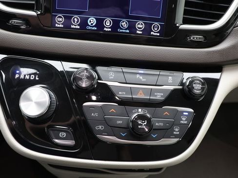 Used 2018 Chrysler Pacifica Touring-L image 23