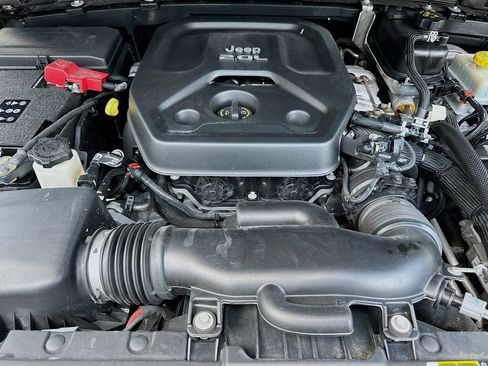 Used 2018 Jeep Wrangler Unlimited Sahara AWD/4WD image 31
