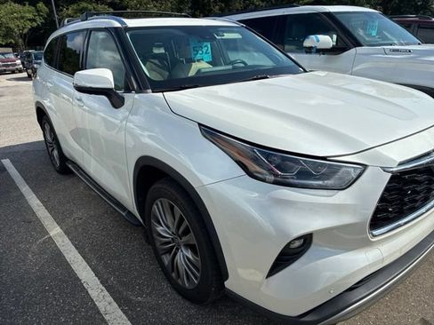 Used 2021 Toyota Highlander Platinum FWD image 3