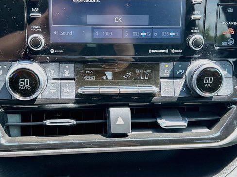 Used 2022 Toyota Highlander XLE FWD image 35