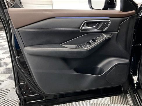 Used 2023 Nissan Rogue Platinum w/ Platinum Premium Package image 18