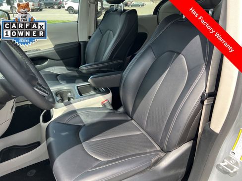 Used 2024 Chrysler Pacifica Touring-L image 9