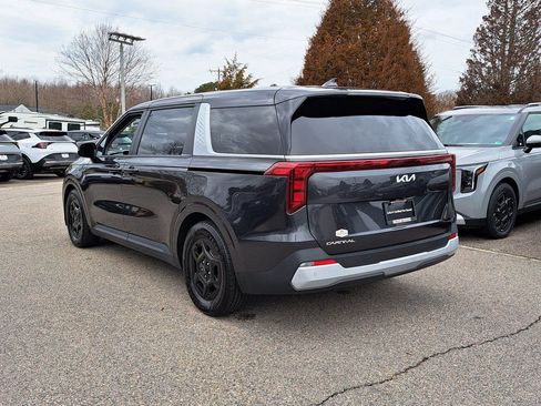 Used 2025 Kia Carnival image 8