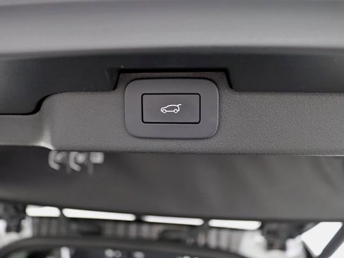 Used 2023 Land Rover Discovery Metropolitan Edition image 45