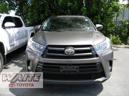 Used 2018 Toyota Highlander SE FWD image 3