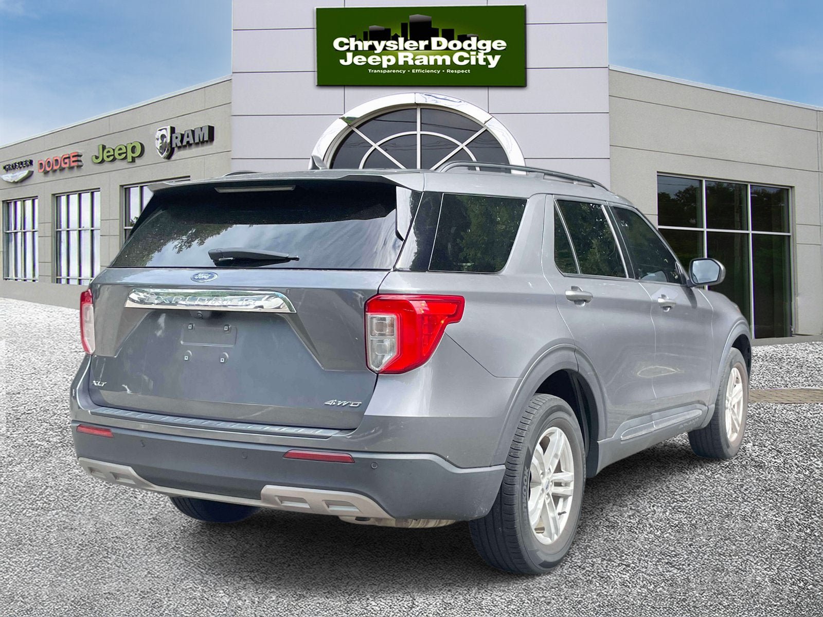 Used 2022 Ford Explorer XLT w/ Equipment Group 202A AWD/4WD image 6